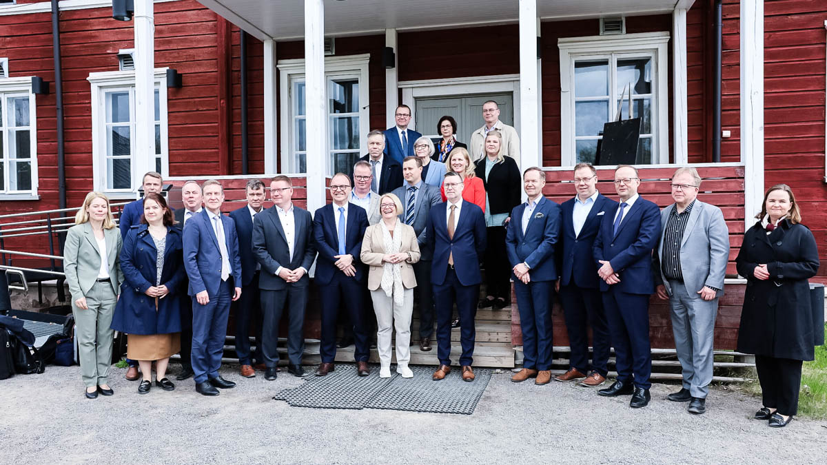 Ministeriöiden kansliapäälliköt ryhmäkuvassa Joensuussa