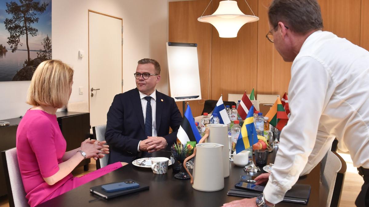 I foto statsminister Petteri Orpo, Estlands premiärminister Kaja Kallas och statsminister Ulf Kristersson.