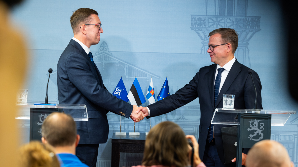 Prime Ministers Orpo and Michal shaking hands in the Kesäranta press room