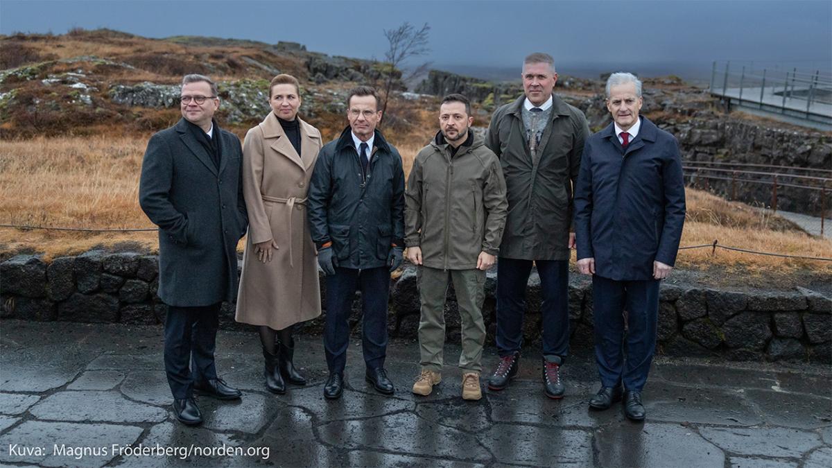 Kuvassa pääministeri Petteri Orpo, muut pohjoismaiden pääministerit ja Ukrainan presidentti Volodymyr Zelenskyi.