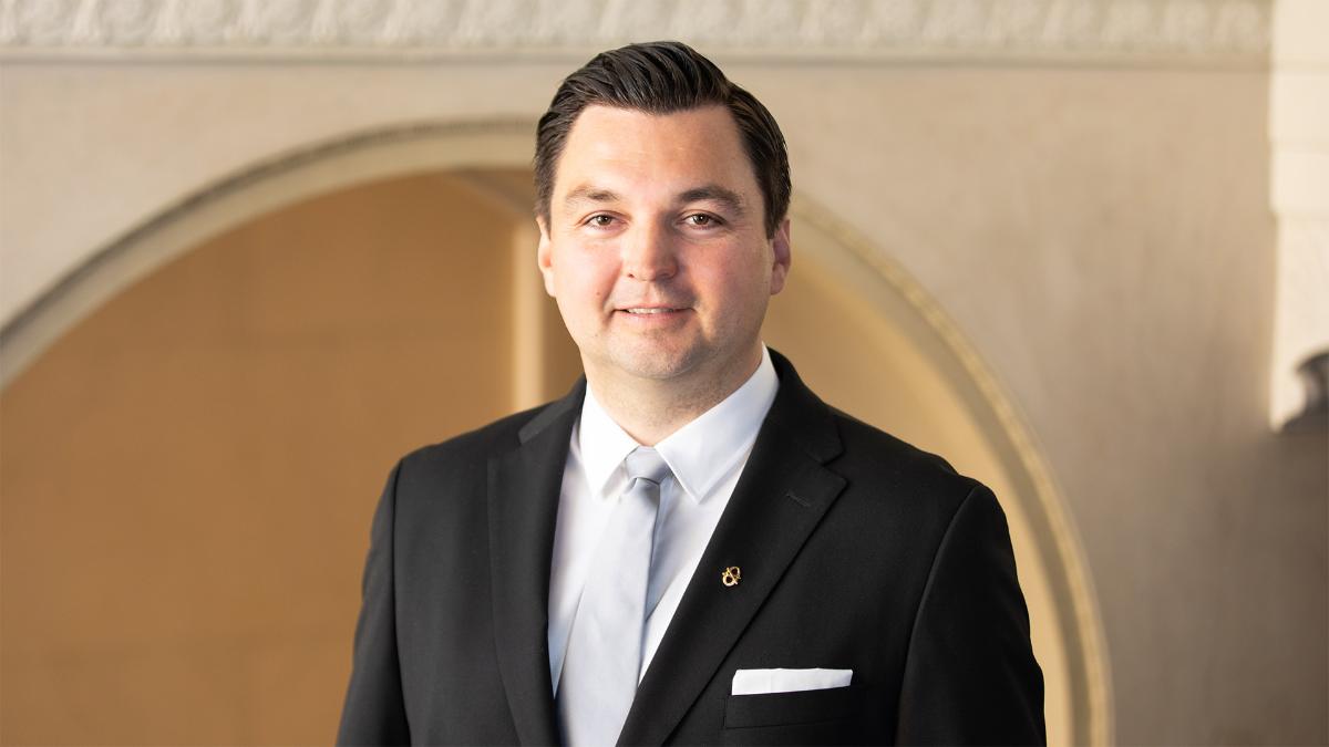 Porträttfoto av minister Strand