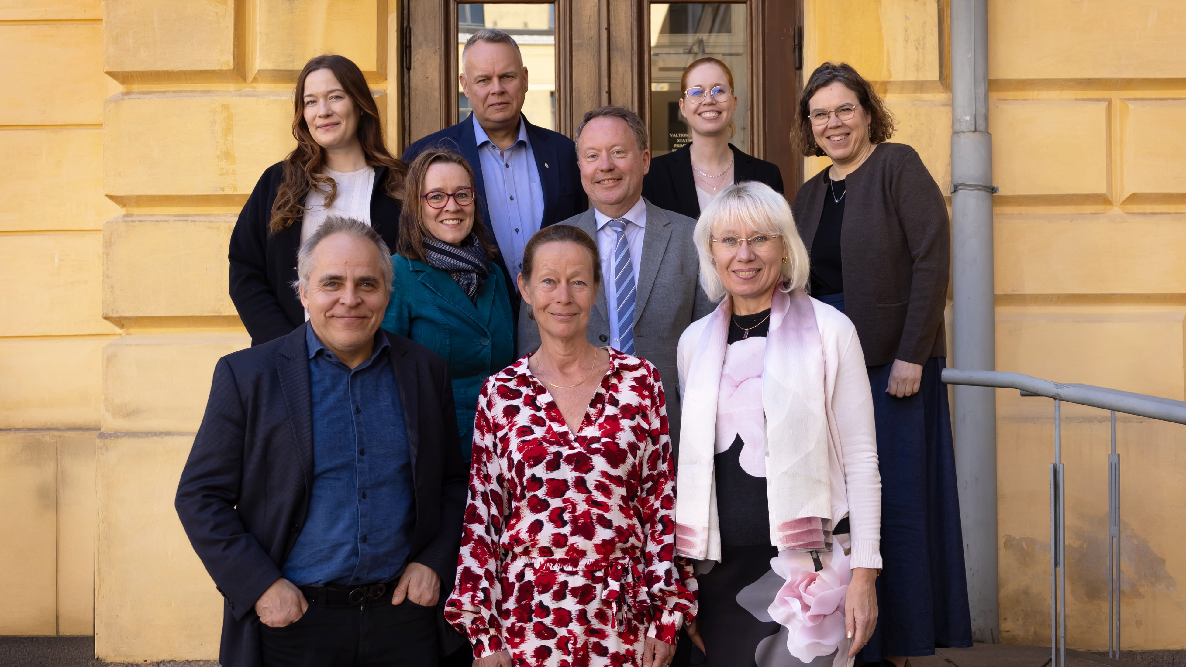 Arviointineuvoston jäsenet ryhmäkuvassa