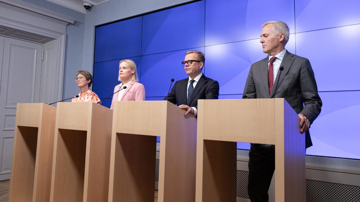 Kuvassa hallituspuolueiden johtajat tiedotustilaisuudessa