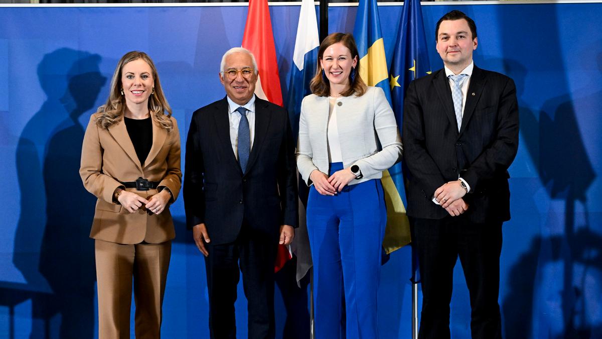 Vierekkäin seisovat Suomen eurooppa- ja omistajaohjausministeri Joakim Strand, Ruotsin eurooppaministeri Jessica Rosencrantz, Itävallan eurooppaministeri Claudia Plakolm ja Eurooppa-neuvoston puheenjohtaja Antonio Costa.