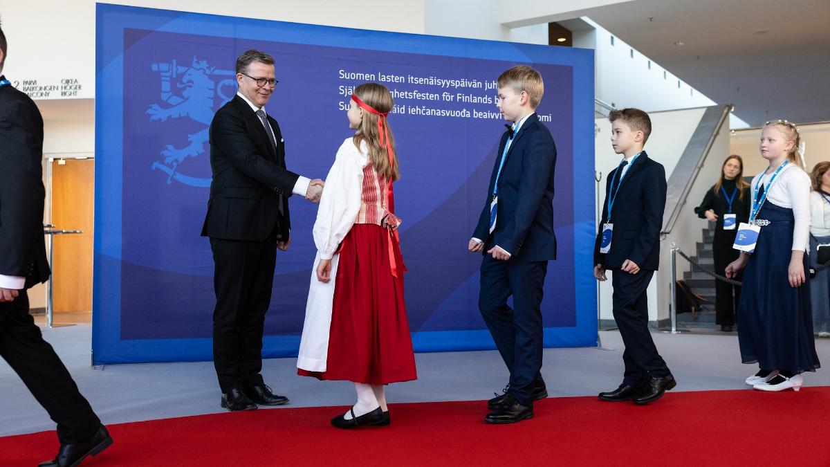 Pääministeri Orpo kättelee kunniavieraita lasten itsenäisyyspäivän juhlassa Kansallisoopperassa 4.12.2024.