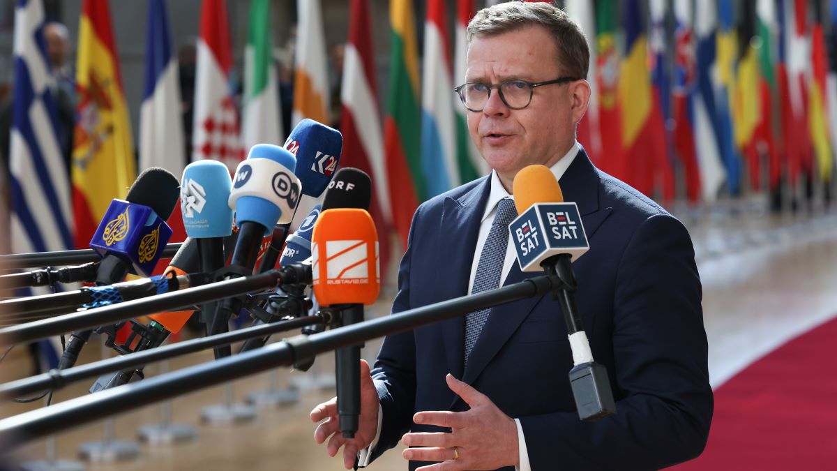 Kuvassa Petteri Orpo median mikrofonien edessä