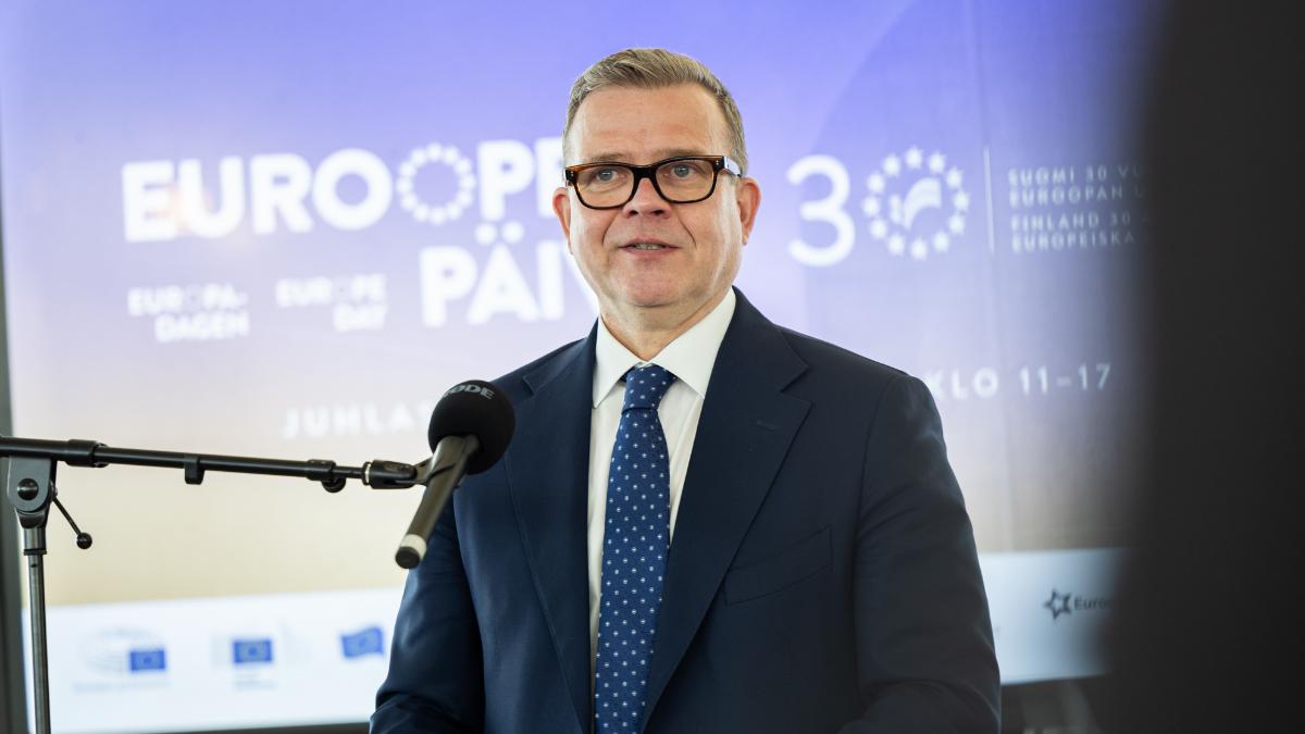 Pääministeri Orpo puhuu keskustakirjasto Oodissa. Taustalla Eurooppa-päivän logo näytöllä.