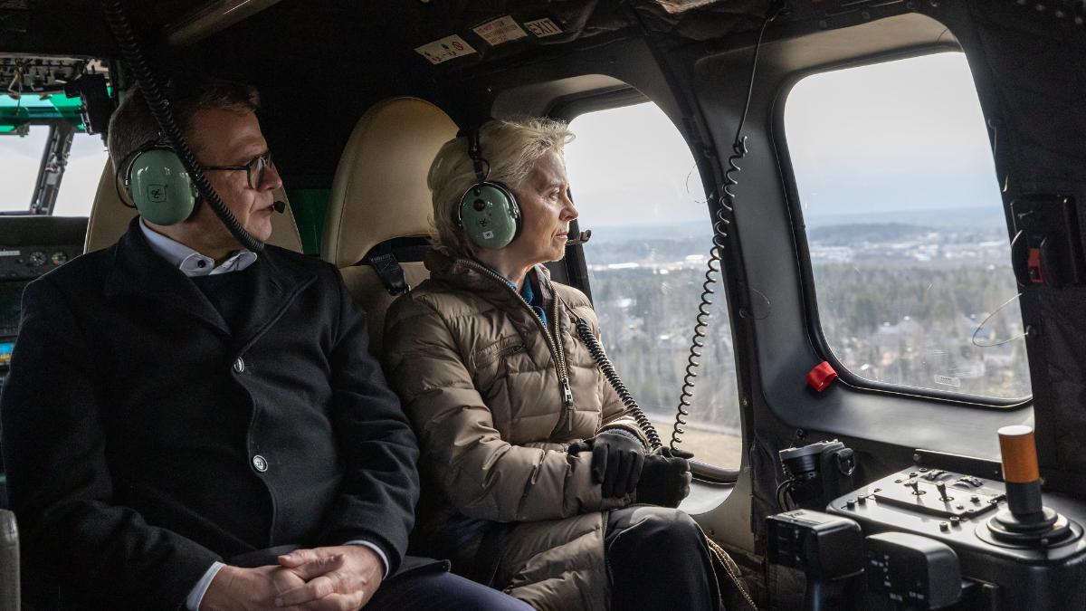 Pääministeri Orpo ja Euroopan komission puheenjohtaja Ursula von der Leyen istuvat helikopterissa.