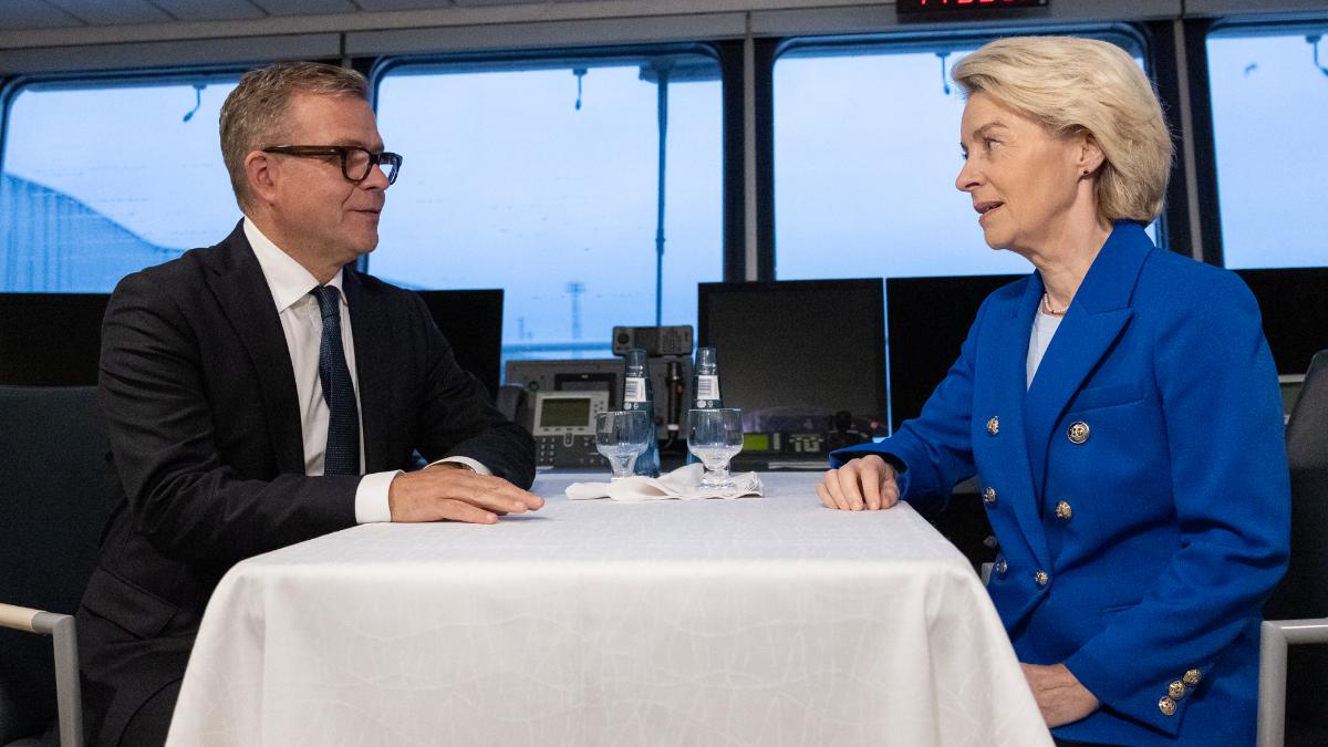 Pääministeri Orpo ja puheenjohtaja von der Leyen istuvat.