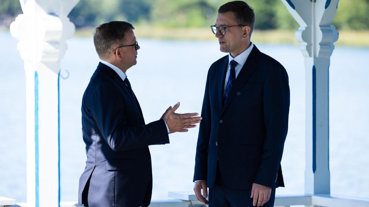 Statsminister Orpo och Estlands premiärminister Michal dicuterar ute.