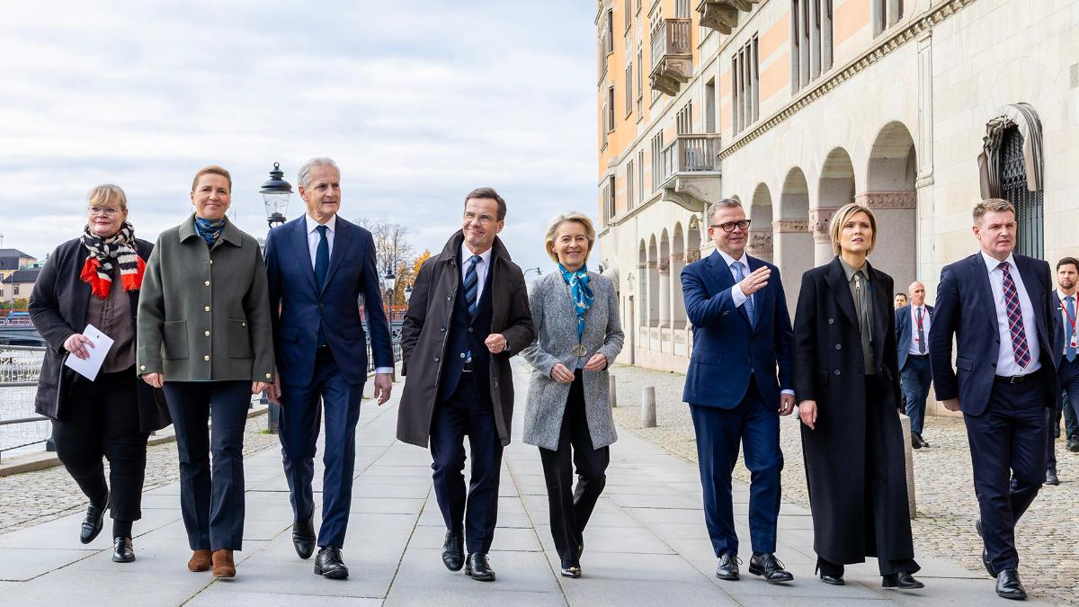 Pohjoismaiden pääministerit kävelevät vierekkäin Tukholmassa kadulla