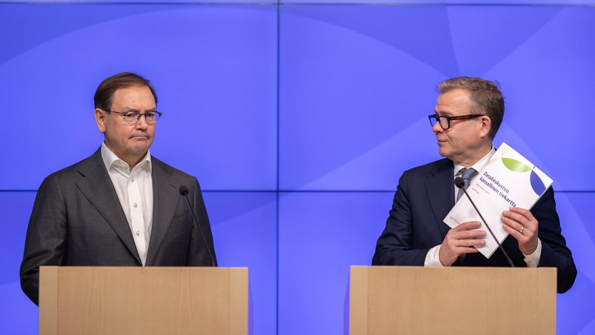 Selvityshenkilö Veli-Matti Mattila ja pääministeri Petteri Orpo tiedotustilaisuudessa.