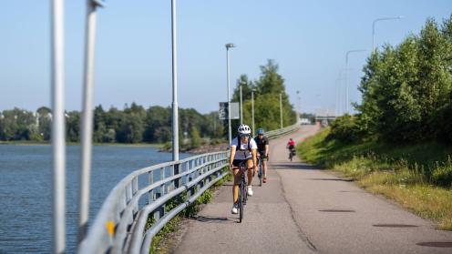 Pyöräilijöitä Helsingissä