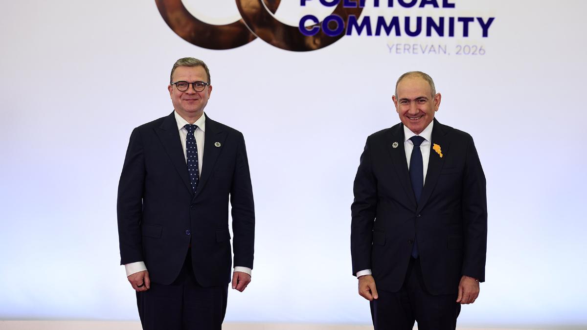 Pääministeri Petteri Orpo ja Armenian pääministeri Nikol Pashinyan kokouspaikalla