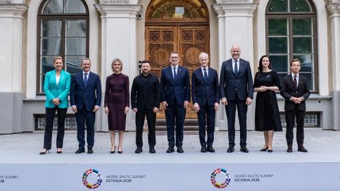 Yhteiskuvassa Pohjoismaiden ja Baltian maiden pääministerit sekä Ukrainan presidentti