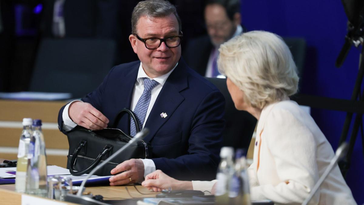 Kuvassa pääministeri Petteri Orpo ja komission puheenjohtaja Ursula von der Leyen