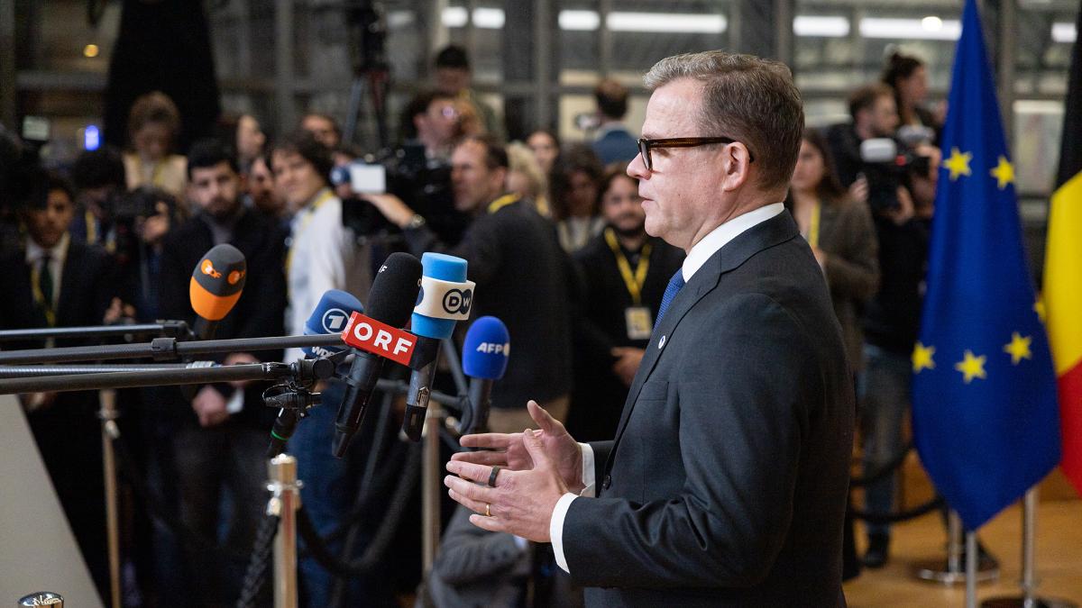 Pääminsteri Orpo puhuu medialle Eurooppa-neuvostossa