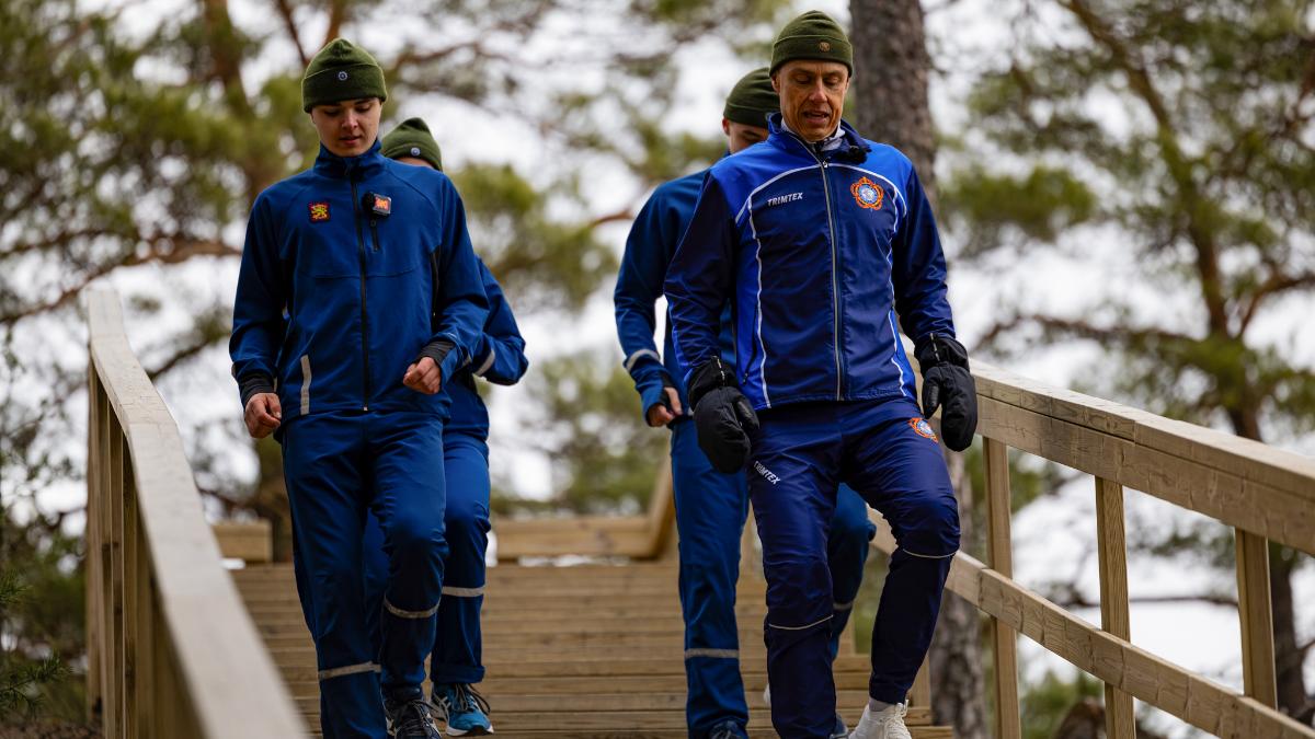 kuvassa varusmiehet ja presidentti Stubb harjoittelevat kuntoportaissa