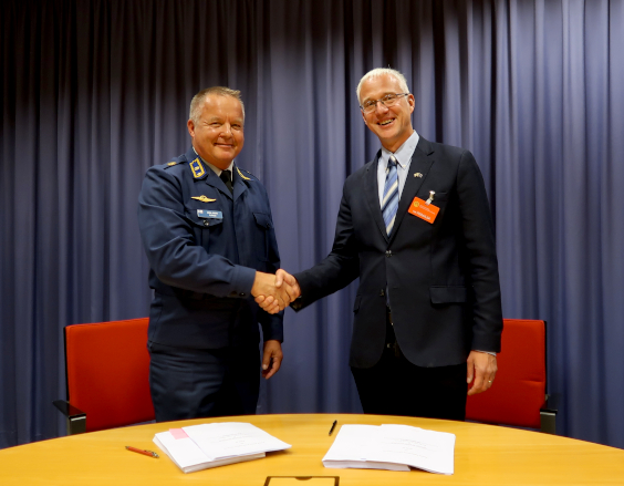 Puolustusvoimien logistiikkalaitoksen apulaisjohtaja insinööriprikaatikenraali Juha-Matti Ylitalo ja Iceye Oy:n Pohjoismaiden ja Nato-yhteistyön johtaja Seppo Aaltonen allekirjoittivat hankintasopimuksen.
