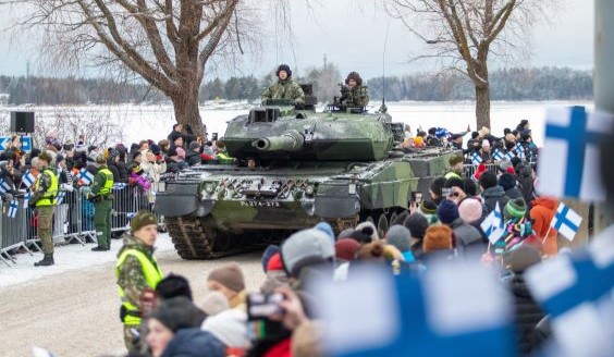 Panssarivaunu itsenäisyyspäivän paraatissa Lappeenrannassa 2024.