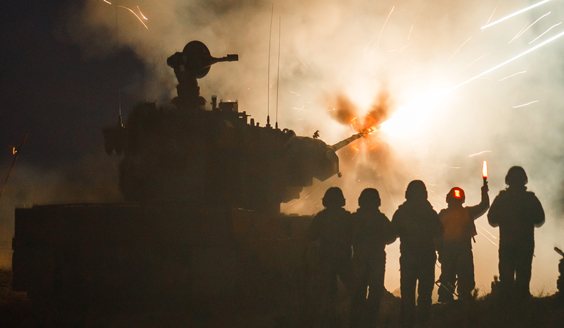 Exercise troops are firing in the dark with the anti -aircraft tank ITSPV 90 Marksman.