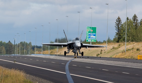 Yksi hävittäjä rullaa moottoritiellä kesäsäässä