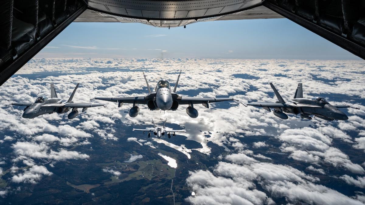 Suomalaisia F/A-18 Hornet -hävittäjiä ja kanadalaisia CF-188 Hornet -hävittäjiä