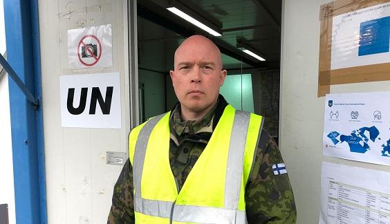 Maastopuvussa ja huomioliivissä seisova majuri Viljanen