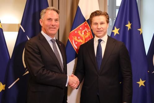 Kuvassa puolustusministeri Häkkänen kättelee Australian puolustusministeri Richard Marlesia.