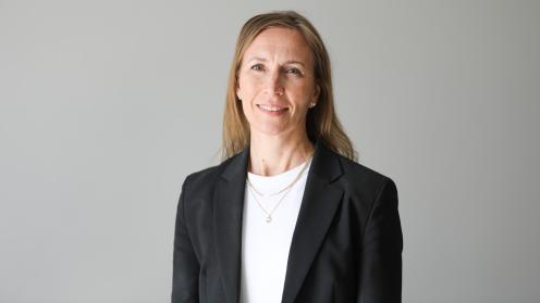 Kuvassa Anu Nousiainen, jolla on vaaleat hiukset ja päällään musta bleiseri.