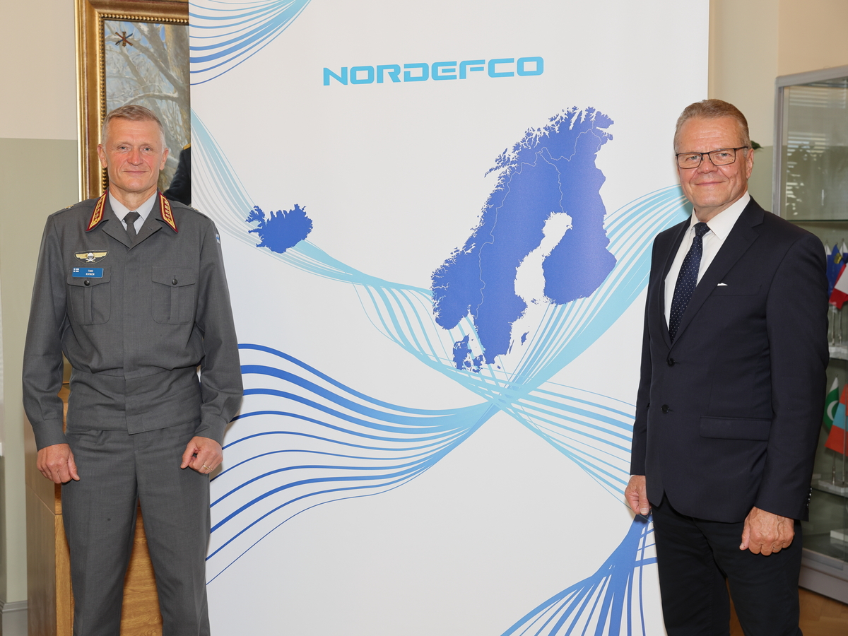 Suomen puolustusvoimain komentaja Timo Kivinen ja ylijohtaja Raimo Jyväsjärvi puolustusministeriöstä.
