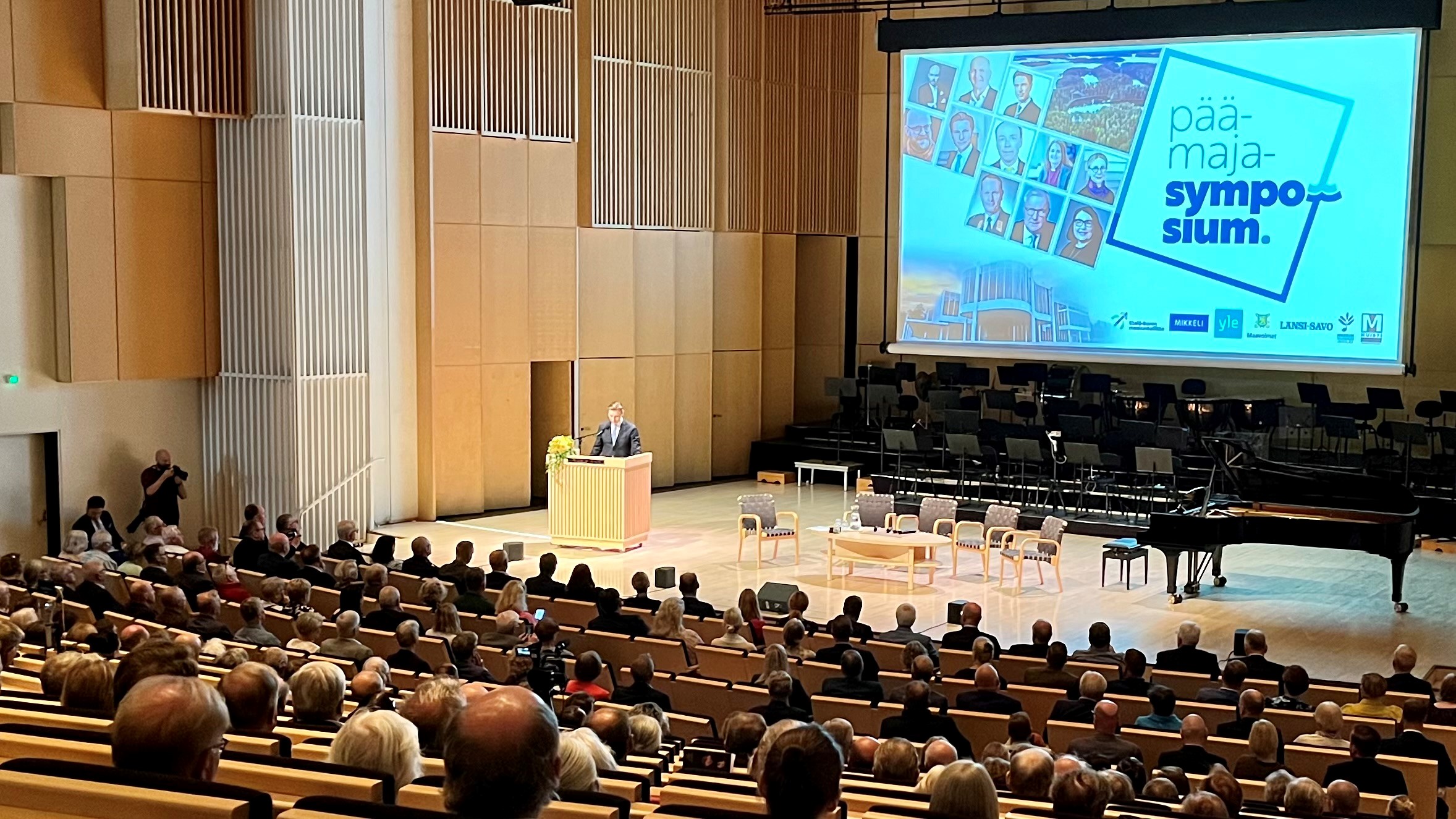 Puolustusministeri Antti Häkkänen puhuu Päämajasymposiumissa.