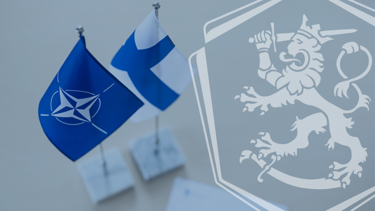 Kuvassa Suomen ja Naton liput.