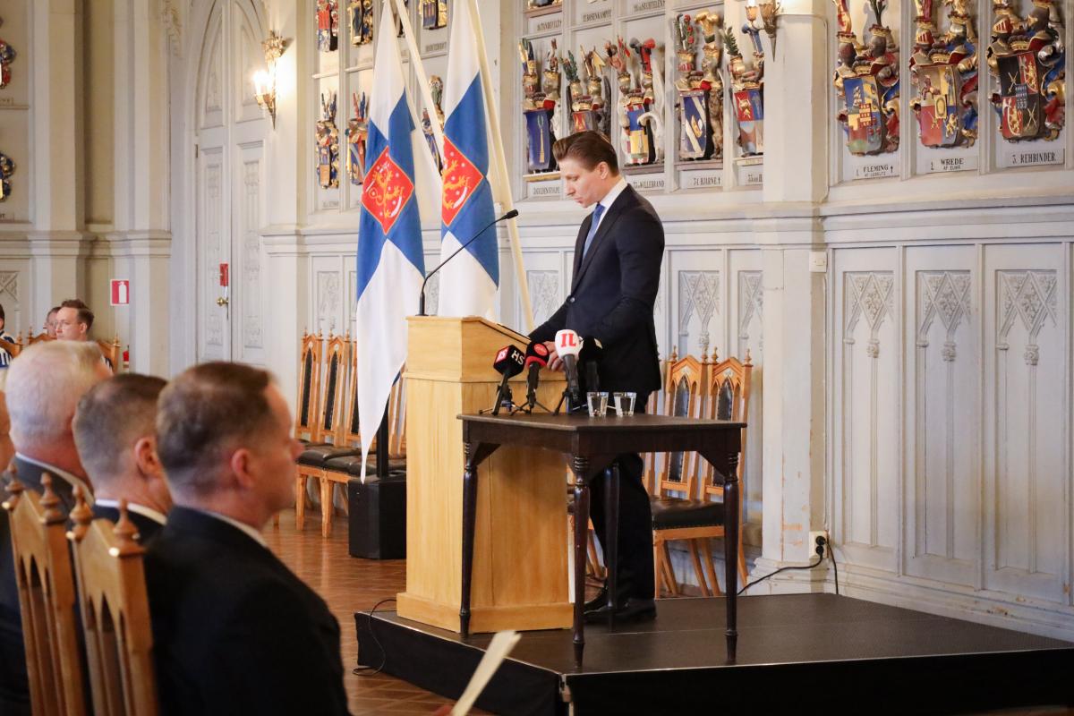 Puolustusministeri Antti Häkkänen puhuu 256. valtakunnallisen maanpuolustuskurssin avajaisissa.