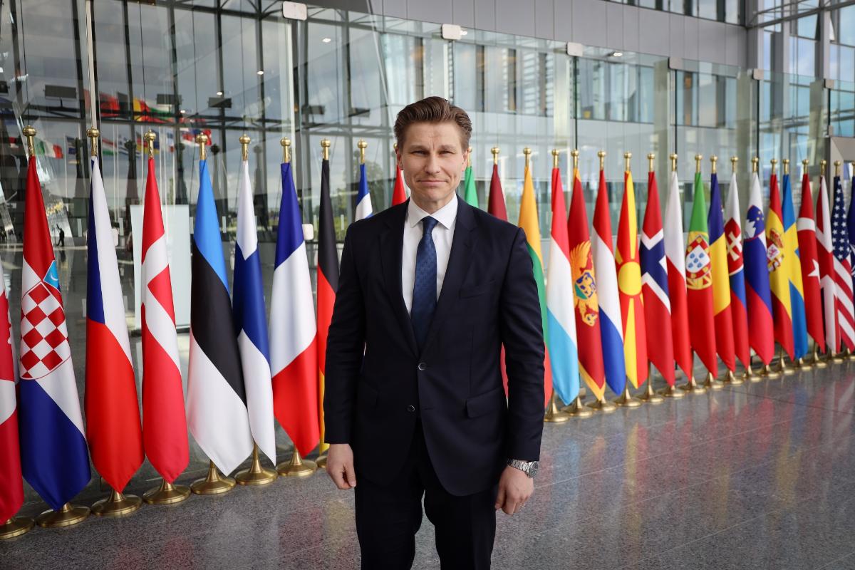 Puolustusministeri Antti Häkkänen Naton puolustusministerikokouksessa Naton päämajassa kesäkuussa 2025.