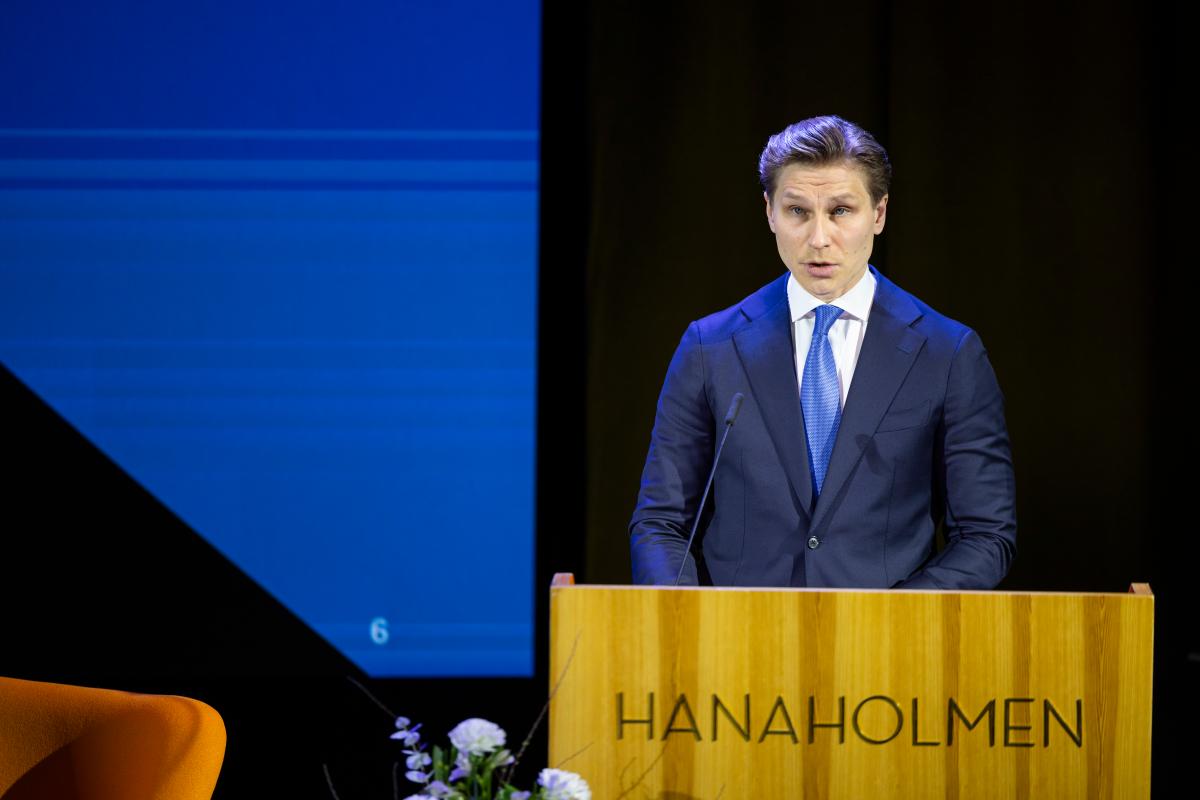 Puolustusministeri Antti Häkkänen puhuu Suomen Nato-yrityskiihdyttämön avajaistilaisuudessa.