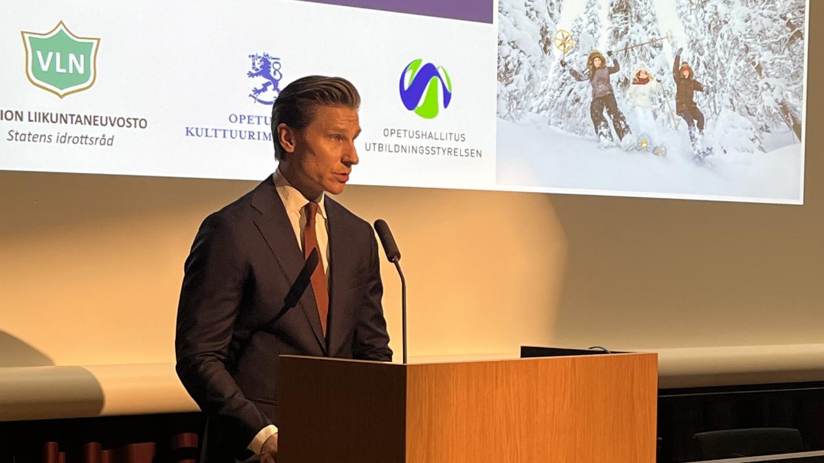 Puolustusministeri Antti Häkkänen pitää puhetta Move!-tulosten ja varusmiesten kuntotestitilastojen julkistustilaisuudessa.