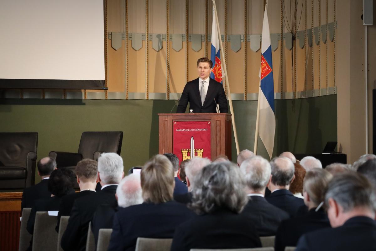 Puolustusministeri Antti Häkkänen pitää puhetta valtakunnallisten maanpuolustuskurssien 65-vuotisjuhlassa.
