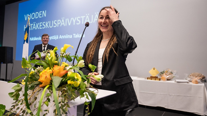 Anniina Takala håller tal på Nödcentralverkets personalfest efter att ha mottagit hedersbedömningen.