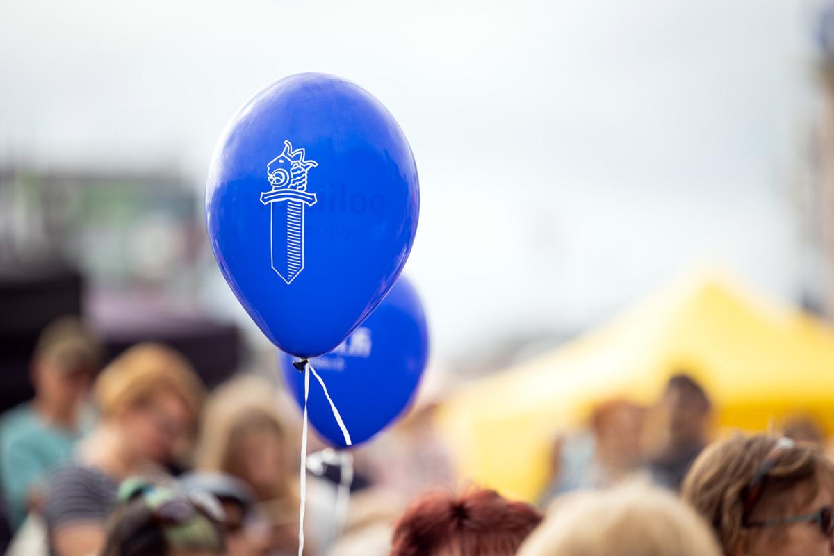 Kaksi sinistä poliisin miekkatunnuksella varustettua ilmapalloa