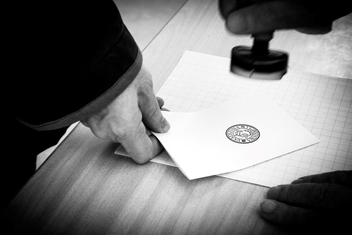 Äänestäjä on saanut äänestyslipukkeeseensa vaalivirkailijan laittaman leiman.