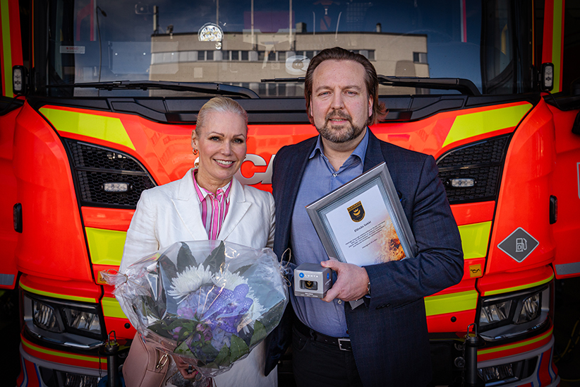 Nainen ja mies paloauton edessä.