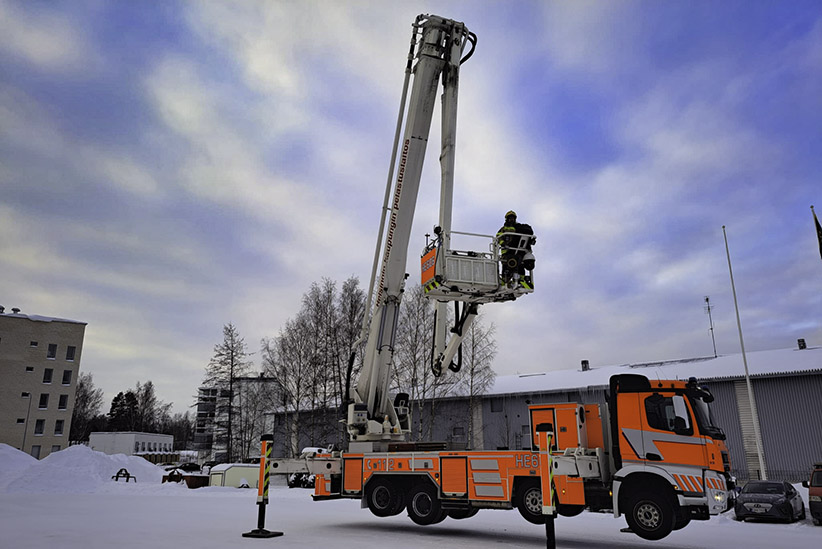Nostolava-auto pelastusaseman edessä talvella