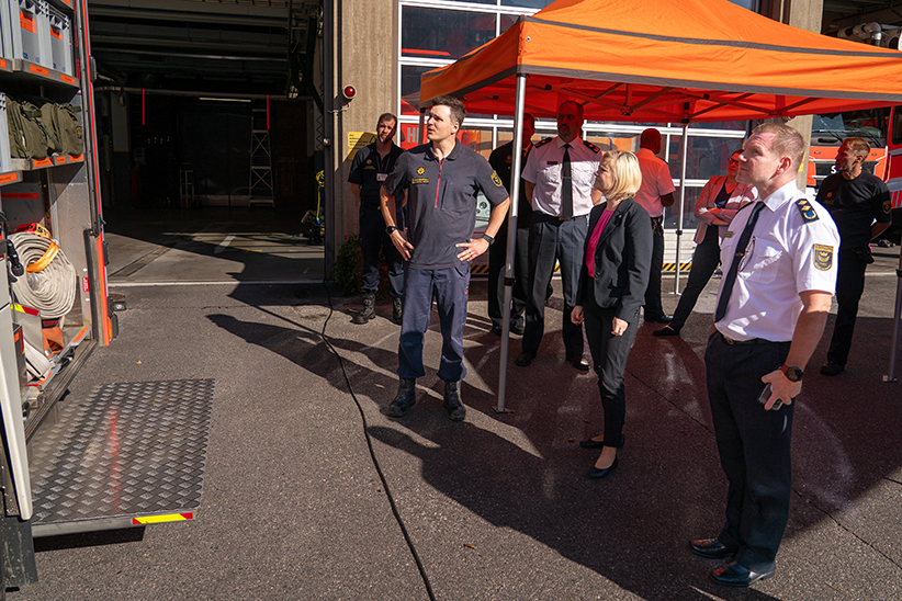 Sisäministeri Mari Rantanen Kallion pelastusaseman edessä.