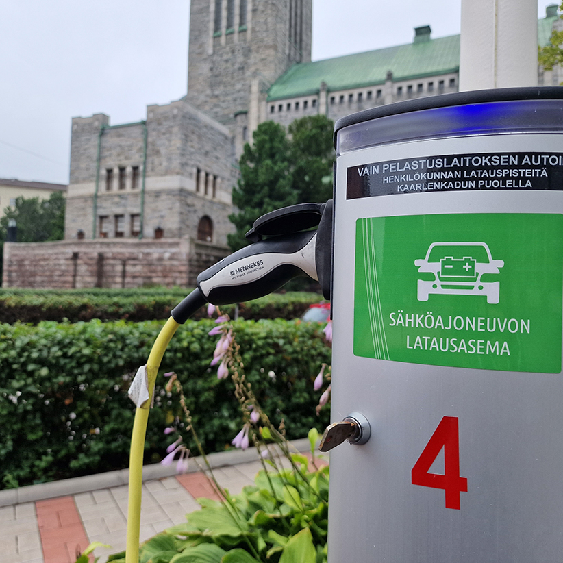Sähköauto latauksessa