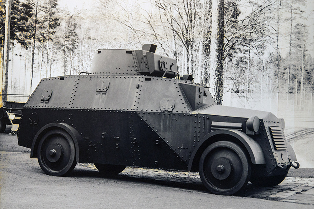 Panssariauto Sisu kuvattuna 1930-luvulla. Mustavalkoinen kuva on otettu ulkona, taustalla on puita.