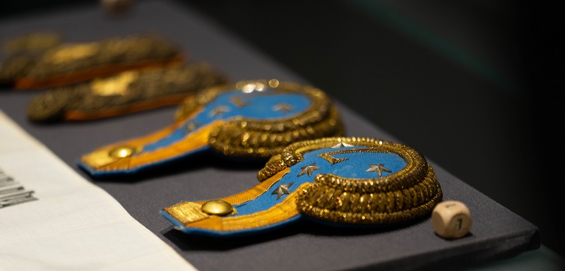 Koristeellisia olkaimia Rajamuseon vitriinissä.