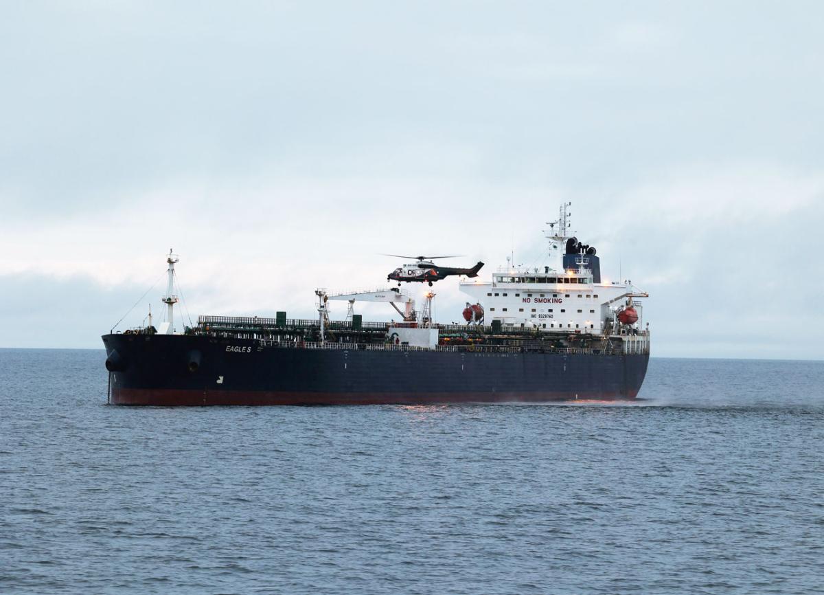 Eagle S -alus ja Rajavartiolaitoksen helikopteri.