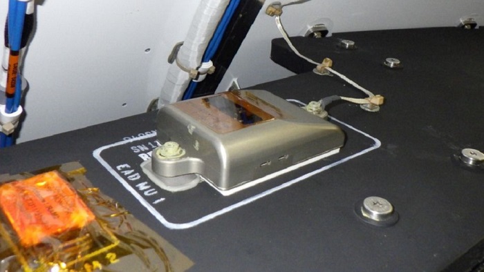 EAD-strålningsmonitor installerad på Orion-farkosten. (Bild: NASA)