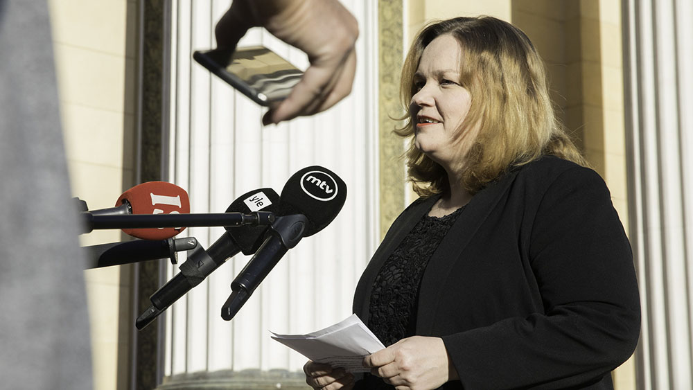Perhe- ja peruspalveluministeri Krista Kiuru kertoi maskien käytöstä
